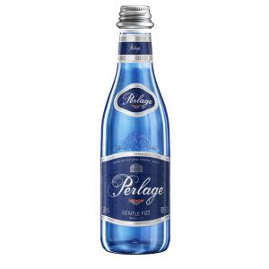 Viegli gāzēts minerālūdens stikla pudelē